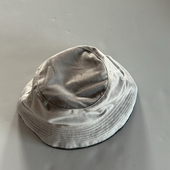 NWT Eugenia Kim Genie reversible Sara bucket hat silver velvet charcoal - Picture 5 of 6